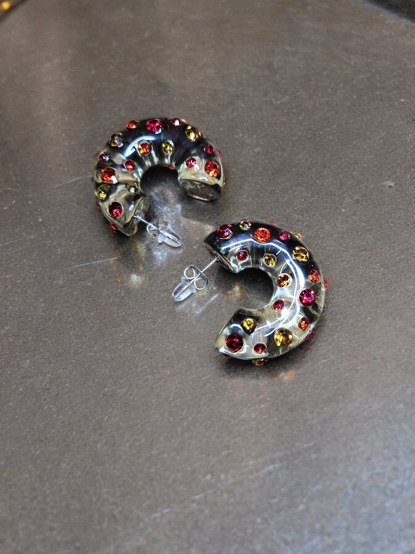 C-SHAPE RESIN EARRINGS