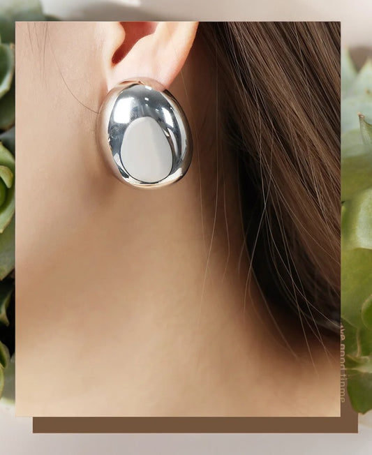 EXAGGERATED OVAL STUD EARRINGS